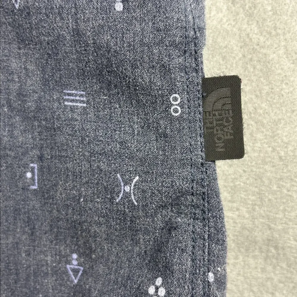 The North Face Men’s Short Sleeve Size 2XL Dark Gray Button Up Shirt Design